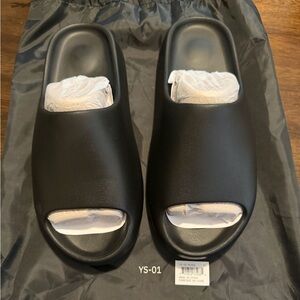 Brand New Mens Yeezy Onyx Black Slides Sandals Size 11